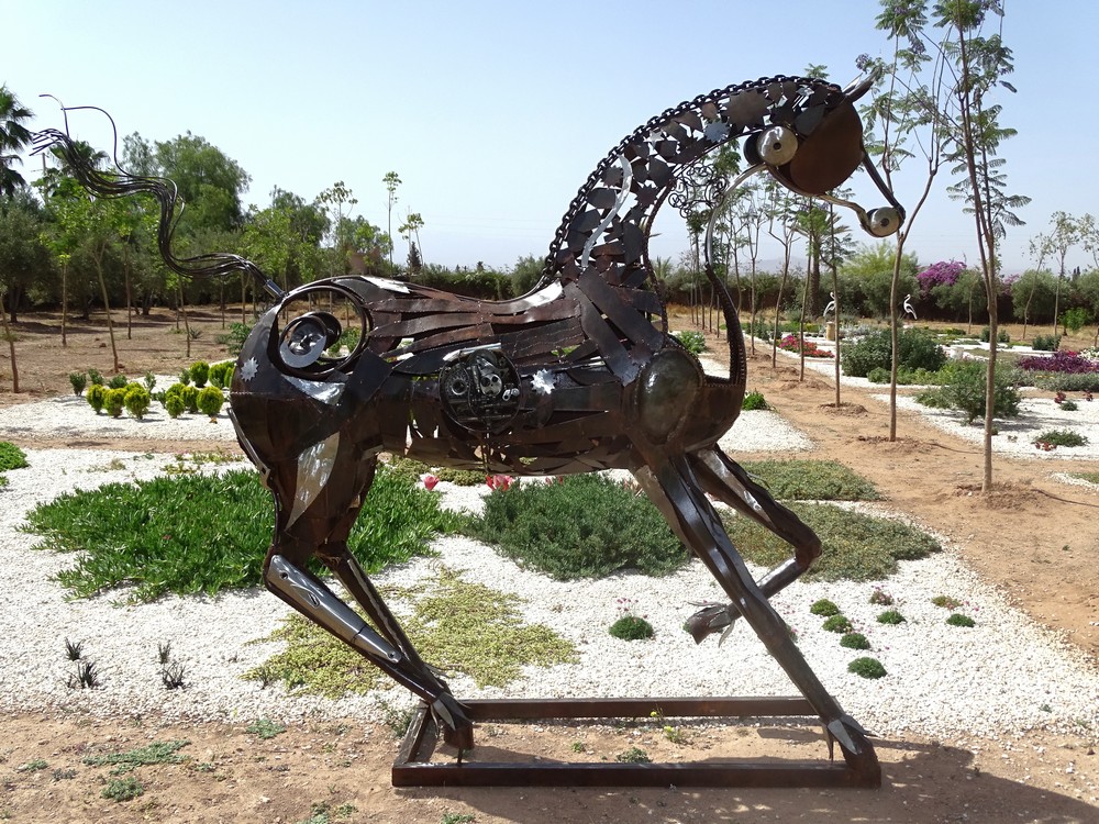 AA1 SUPERBE SCULPTURE CHEVAL AU TROT