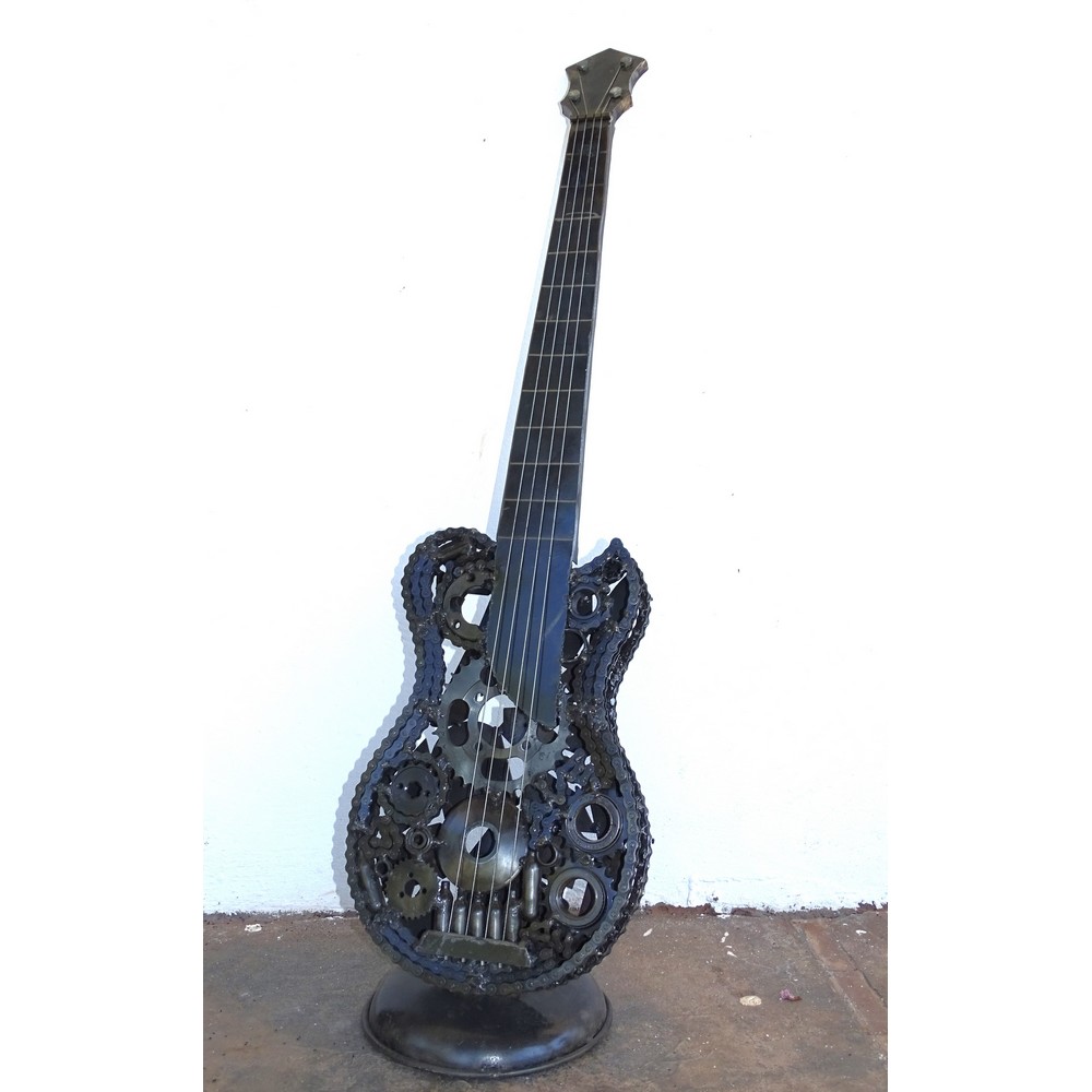 G7 Sculpture petit guitare en métal recyclé