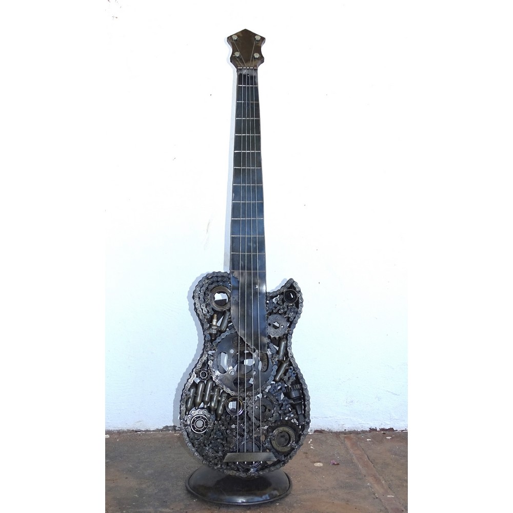G8 Sculpture petit guitare en métal recyclé