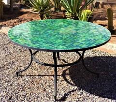 "Table en zellige vert : Ajoutez une touche d'élégance marocaine à votre intérieur"