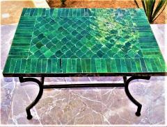 "Table en zellige vert : Ajoutez une touche d'élégance marocaine à votre extérieur "